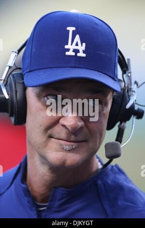 17 septembre 2010 - Los Angeles, Californie, États-Unis d'Amérique - Entraîneur de frappeurs des Dodgers DON MATTINGLY parle aux caméras à propos de sa promotion comme manager des Dodgers pour la prochaine saison 2011 avant le début des Rocheuses vs jeu Dodgers au stade Dodgers. Les Rocheuses a ensuite battu les Dodgers avec un score final de 7-5. (Crédit Image : © Brandon Parry/global/Southcreek ZUM Banque D'Images