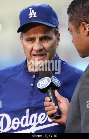 17 septembre 2010 - Los Angeles, Californie, États-Unis d'Amérique - Cagnards manager JOE TORRE interviewé par Fox Sports sur sa décision de quitter ses fonctions en tant que manager de les éviter pour la saison 2011 avant le début des Rocheuses vs jeu Dodgers au stade Dodgers. Les Rocheuses a ensuite battu les Dodgers avec un score final de 7-5. (Crédit Image : © Brandon Parry/Southc Banque D'Images