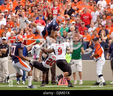 Le 18 septembre, 2010 - Champaign, Illinois, É.-U. - NCAA Football - Illinois quarterback NATHAN SCHEELHAASE (2) pour l'utilisation des sauts de verges dans le jeu entre l'Université de l'Illinois Fighting Illini et la Northern Illinois University Huskies au Memorial Stadium. L'Illini défait les Huskies 28 à 22. (Crédit Image : © Mike Granse/ZUMApress.com) Banque D'Images