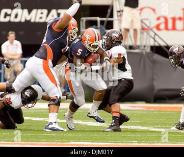 Le 18 septembre, 2010 - Champaign, Illinois, É.-U. - NCAA Football - Illinois running back MIKEL LESHOURE (5) porte le ballon dans le jeu entre l'Université de l'Illinois Fighting Illini et la Northern Illinois University Huskies au Memorial Stadium. L'Illini défait les Huskies 28 à 22. (Crédit Image : © Mike Granse/ZUMApress.com) Banque D'Images