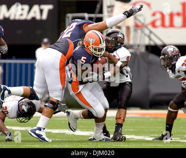 Le 18 septembre, 2010 - Champaign, Illinois, É.-U. - NCAA Football - Illinois running back MIKEL LESHOURE (5) porte le ballon dans le jeu entre l'Université de l'Illinois Fighting Illini et la Northern Illinois University Huskies au Memorial Stadium. L'Illini défait les Huskies 28 à 22. (Crédit Image : © Mike Granse/ZUMApress.com) Banque D'Images