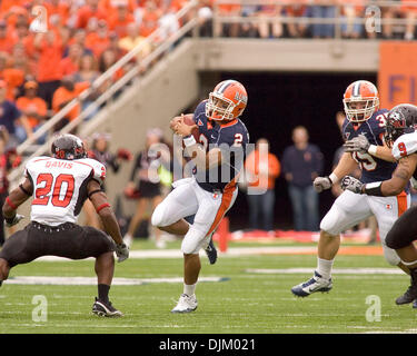 Le 18 septembre, 2010 - Champaign, Illinois, É.-U. - NCAA Football - Illinois quarterback NATHAN SCHEELHAASE (2) porte le ballon dans le jeu entre l'Université de l'Illinois Fighting Illini et la Northern Illinois University Huskies au Memorial Stadium. L'Illini défait les Huskies 28 à 22. (Crédit Image : © Mike Granse/ZUMApress.com) Banque D'Images