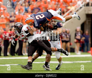 Le 18 septembre, 2010 - Champaign, Illinois, É.-U. - NCAA Football - Illinois quarterback NATHAN SCHEELHAASE (2) pour l'utilisation des sauts de verges dans le jeu entre l'Université de l'Illinois Fighting Illini et la Northern Illinois University Huskies au Memorial Stadium. L'Illini défait les Huskies 28 à 22. (Crédit Image : © Mike Granse/ZUMApress.com) Banque D'Images