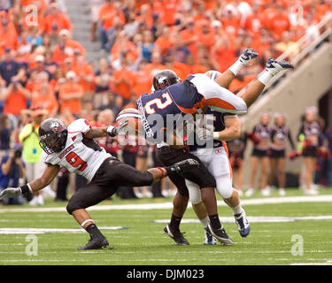 Le 18 septembre, 2010 - Champaign, Illinois, É.-U. - NCAA Football - Illinois quarterback NATHAN SCHEELHAASE (2) pour l'utilisation des sauts de verges dans le jeu entre l'Université de l'Illinois Fighting Illini et la Northern Illinois University Huskies au Memorial Stadium. L'Illini défait les Huskies 28 à 22. (Crédit Image : © Mike Granse/ZUMApress.com) Banque D'Images