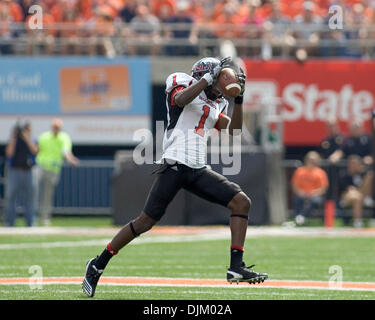 Le 18 septembre, 2010 - Champaign, Illinois, É.-U. - NCAA Football - Northern Illinois wide receiver MARTEL MOORE (1) capture un laissez-passer dans le jeu entre l'Université de l'Illinois Fighting Illini et la Northern Illinois University Huskies au Memorial Stadium. L'Illini défait les Huskies 28 à 22. (Crédit Image : © Mike Granse/ZUMApress.com) Banque D'Images