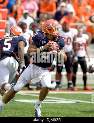 Le 18 septembre, 2010 - Champaign, Illinois, É.-U. - NCAA Football - Illinois quarterback NATHAN SCHEELHAASE (2) l'air vers dans le jeu entre l'Université de l'Illinois Fighting Illini et la Northern Illinois University Huskies au Memorial Stadium. L'Illini défait les Huskies 28 à 22. (Crédit Image : © Mike Granse/ZUMApress.com) Banque D'Images