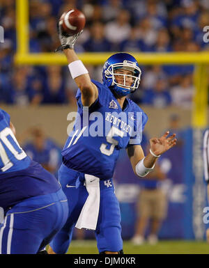 18 septembre 2010 - Lexington, Kentucky, USA - California's Mike Hartline a lancé une passe de touché au deuxième trimestre Randall Cobb, au Kentucky joué l'Akron Zips le samedi 18 septembre 2010 à Lexington, KY. Photo par Mark Cornelison | Personnel. (Crédit Image : © Lexington Herald-Leader/ZUMApress.com) Banque D'Images