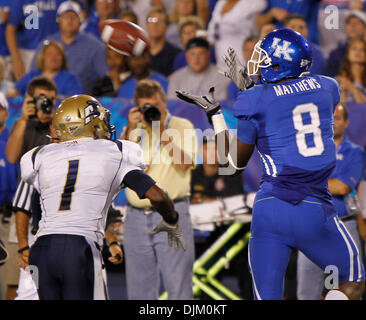 18 septembre 2010 - Lexington, Kentucky, USA - California's Chris Matthews tiré dans un Mike Hartline passer pour un deuxième trimestre au Kentucky touchdown a joué l'Akron Zips le samedi 18 septembre 2010 à Lexington, KY. Photo par Mark Cornelison | Personnel. (Crédit Image : © Lexington Herald-Leader/ZUMApress.com) Banque D'Images