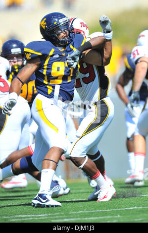 18 septembre 2010 - Morgantown, West Virginia, United States of America - West Virginia's Julian Miller tente de travailler son chemin à travers le Maryland's Austin Walker. La Virginie de l'ouest du Maryland défait par un score de 31 - 17. (Crédit Image : © Brian Freed/ZUMApress.com) Southcreek/mondial Banque D'Images