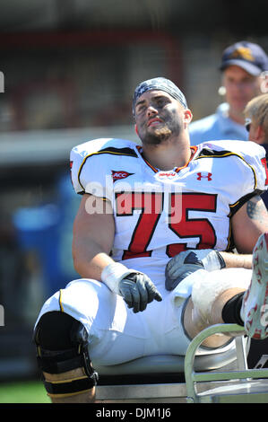 18 septembre 2010 - Morgantown, West Virginia, United States of America - Maryland's Justin Gilbert est pris dans le domaine sur le chariot après avoir subi une blessure au genou. La Virginie de l'ouest du Maryland défait par un score de 31 - 17. (Crédit Image : © Brian Freed/ZUMApress.com) Southcreek/mondial Banque D'Images