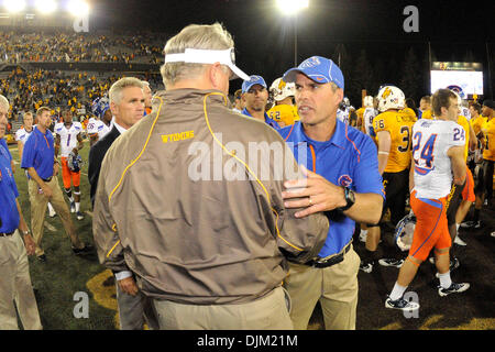 18 septembre 2010 - Laramie, Wyoming, États-Unis d'Amérique - Wyoming l'entraîneur-chef Dave Christensen et Boise State entraîneur en chef Chris Petersen se serrer la main après Boise State a battu le Wyoming, 51-6, au War Memorial Stadium. (Crédit Image : © Andrew Fielding/ZUMApress.com) Southcreek/mondial Banque D'Images