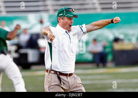 18 septembre 2010 - Birmingham, AL, États-Unis d'Amérique - une sous-réaction à l'UAB montre le score de liage avec pas de temps restant à la fin du match entre Troy et d'UAB. L'UAB est venu de l'arrière pour battre Troy 34-33 à Legion Field. (Crédit Image : © Jason Clark/ZUMApress.com) Southcreek/mondial Banque D'Images