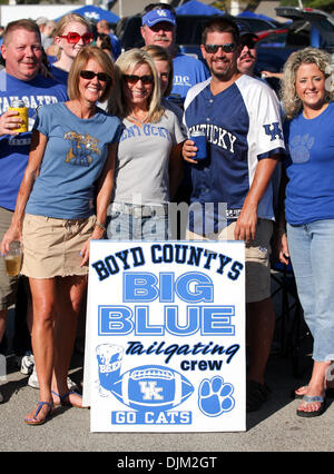 18 septembre 2010 - Lexington, Kentucky, United States of America - Kentucky fans le talonnage avant le jeu avec Akron de Stade du Commonwealth à Lexington. (Crédit Image : © Wayne/Litmer ZUMApress.com) Southcreek/mondial Banque D'Images