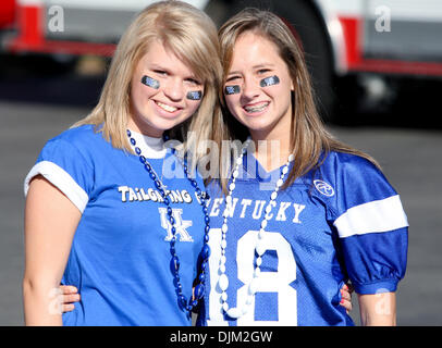 18 septembre 2010 - Lexington, Kentucky, United States of America - Kentucky fans avant le match avec le Stade du Commonwealth d'Akron à Lexington. (Crédit Image : © Wayne/Litmer ZUMApress.com) Southcreek/mondial Banque D'Images