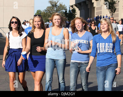 18 septembre 2010 - Lexington, Kentucky, United States of America - Kentucky fans head dans le stade avant le match avec le Stade du Commonwealth d'Akron à Lexington. UK a remporté 47 à 10. (Crédit Image : © Wayne/Litmer ZUMApress.com) Southcreek/mondial Banque D'Images