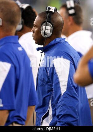 18 septembre 2010 - Lexington, Kentucky, United States of America - entraîneur-chef Kentucky Joker Phillips pendant le jeu avec l'Akron Zips de Stade du Commonwealth à Lexington. UK a ajouté 47 à 10 après une victoire. (Crédit Image : © Wayne/Litmer ZUMApress.com) Southcreek/mondial Banque D'Images