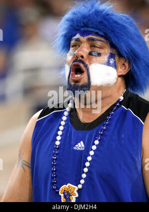 18 septembre 2010 - Lexington, Kentucky, États-Unis d'Amérique - New York fan célèbre la notation des Wildcats pendant le jeu avec Akron de Stade du Commonwealth à Lexington. UK a ajouté 47 à 10 après une victoire. (Crédit Image : © Wayne/Litmer ZUMApress.com) Southcreek/mondial Banque D'Images