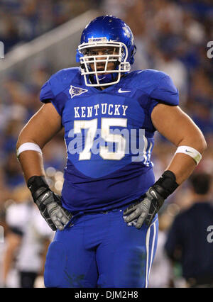 18 septembre 2010 - Lexington, Kentucky, United States of America - Kentucky Wildcats attaquer offensive Brad Durham (75) en action de jeu vs Akron de stade du Commonwealth à Lexington. UK a remporté 47 à 10. (Crédit Image : © Wayne/Litmer ZUMApress.com) Southcreek/mondial Banque D'Images