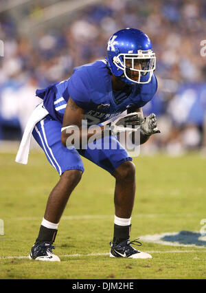 18 septembre 2010 - Lexington, Kentucky, United States of America - Kentucky Wildcats Randall évoluait fardeau (24) en action de jeu contre l'Akron Zips de stade du Commonwealth à Lexington. UK a remporté 47 à 10. (Crédit Image : © Wayne/Litmer ZUMApress.com) Southcreek/mondial Banque D'Images