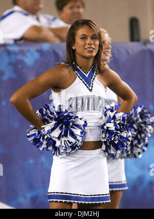 18 septembre 2010 - Lexington, Kentucky, United States of America - Kentucky cheerleader pendant le jeu avec Akron de stade du Commonwealth à Lexington. La France a gagné le match 47 à 10. (Crédit Image : © Wayne/Litmer ZUMApress.com) Southcreek/mondial Banque D'Images