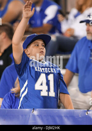 18 septembre 2010 - Lexington, Kentucky, États-Unis d'Amérique - un jeune fan du Kentucky au cours de l'action avec l'Akron Zips de stade du Commonwealth à Lexington. UK a remporté 47 à 10. (Crédit Image : © Wayne/Litmer ZUMApress.com) Southcreek/mondial Banque D'Images