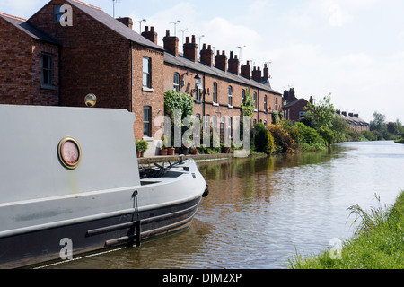 Maisons en terrasse le long du Canal de Chester à Cheshire, Angleterre, peuvent avoir un point de vue intéressant sur l'arrière. Banque D'Images