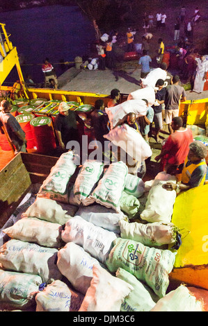 Sacs de coprah les charges sur l'approvisionnement en sable Dame bateau, amarré le long du quai près de Ketei et Tovu. Totoya, Fidji Îles Lau Banque D'Images