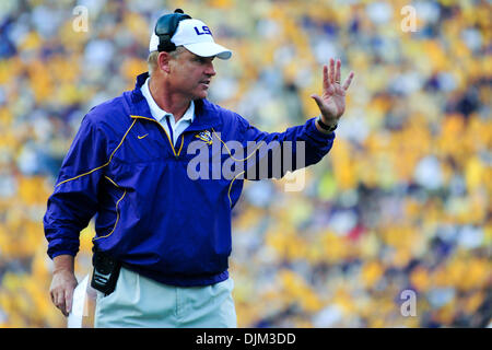 18 septembre 2010 - Baton Rouge, Louisiane, États-Unis d'Amérique - Les Miles, entraîneur-chef de la LSU Tigers au Tiger Stadium de Baton Rouge, Louisiane. LSU défait 27-9 de l'État du Mississipi. (Crédit Image : © Stacy Revere/ZUMApress.com) Southcreek/mondial Banque D'Images