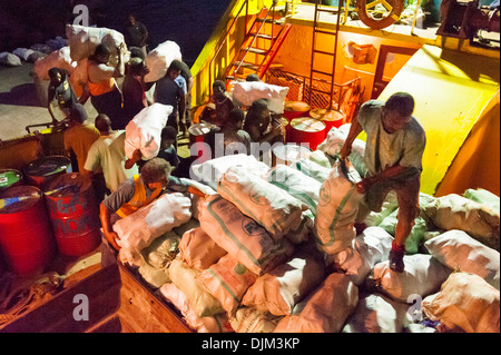 Sacs de coprah les charges sur l'approvisionnement en sable Dame bateau, amarré le long du quai près de Ketei et Tovu. Totoya, Fidji Îles Lau Banque D'Images
