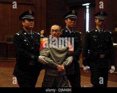Beijing, Chine. 29 nov., 2013. Han Lei, un tueur de bébés, est escorté à quitter le tribunal populaire supérieur de Beijing à Beijing, capitale de la Chine. La cour a rejeté vendredi l'appel du tueur et prononcé le jugement final sur le crime d'homicide volontaire. Han, 39 ans, qui prétendait être bu à l'époque, attrapa un bébé fille, âgés de 2, à partir de son landau comme il a soutenu avec sa mère sur une place de stationnement et son en pointillés sur le terrain dans le Pékin le 23 juillet. Source : Xinhua/Alamy Live News Banque D'Images