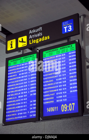 Surveille l'arrivée du vol dans le hall des arrivées de l'aérogare 3, l'aéroport de Malaga, Andalousie, Espagne, Europe de l'Ouest. Banque D'Images