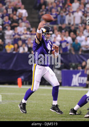 19 septembre 2010 - Minneapolis, Minnesota, United States of America - Minnesota Vikings quarterback Brett Favre # 4 lance une passe au 1er trimestre le match contre les Miami Dolphins. Les Dauphins défait les Vikings 14-10 au Mall of America Field. (Crédit Image : © Marilyn Indahl/ZUMApress.com) Southcreek/mondial Banque D'Images