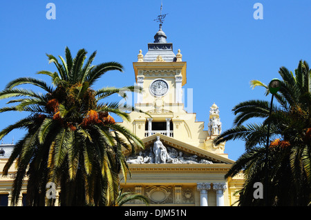 Tour de l'horloge de l'hôtel de ville (Ayuntamiento de malaga) le long de l'avenida cervantes, malaga, andalousie, espagne. Banque D'Images