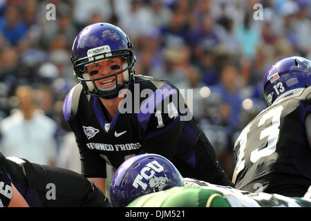 19 septembre 2010 - Fort Worth, Texas, États-Unis d'Amérique - 18 septembre 2010 - Fort Worth, Texas, États-Unis d'Amérique - TCU Horned Frogs quarterback Andy Dalton (14) pendant le jeu entre l'Université de Baylor Bears et le Texas Christian University Horned Frogs au stade Amon G. Carter à Fort Worth, Texas. TCU gagne plus de Baylor 45-10. (Crédit Image : © Patrick Green/Sud Banque D'Images