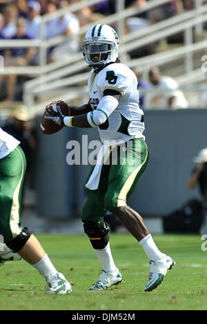 19 septembre 2010 - Fort Worth, Texas, États-Unis d'Amérique - 18 septembre 2010 - Fort Worth, Texas, États-Unis d'Amérique - Baylor Bears quarterback Robert Griffin III (10) pendant le jeu entre l'Université de Baylor Bears et le Texas Christian University Horned Frogs au stade Amon G. Carter à Fort Worth, Texas. TCU gagne plus de Baylor 45-10. (Crédit Image : © Patrick Green/S Banque D'Images