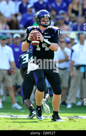 19 septembre 2010 - Fort Worth, Texas, États-Unis d'Amérique - 18 septembre 2010 - Fort Worth, Texas, États-Unis d'Amérique - TCU Horned Frogs quarterback Andy Dalton (14) pendant le jeu entre l'Université de Baylor Bears et le Texas Christian University Horned Frogs au stade Amon G. Carter à Fort Worth, Texas. TCU gagne plus de Baylor 45-10. (Crédit Image : © Patrick Green/Sud Banque D'Images