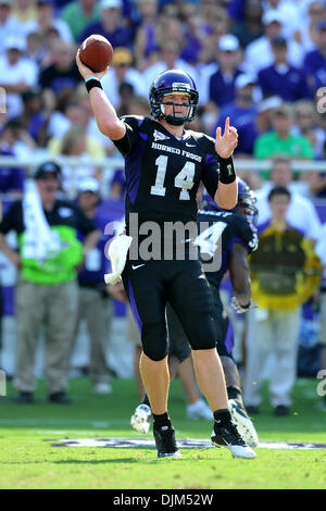 19 septembre 2010 - Fort Worth, Texas, États-Unis d'Amérique - 18 septembre 2010 - Fort Worth, Texas, États-Unis d'Amérique - TCU Horned Frogs quarterback Andy Dalton (14) pendant le jeu entre l'Université de Baylor Bears et le Texas Christian University Horned Frogs au stade Amon G. Carter à Fort Worth, Texas. TCU gagne plus de Baylor 45-10. (Crédit Image : © Patrick Green/Sud Banque D'Images