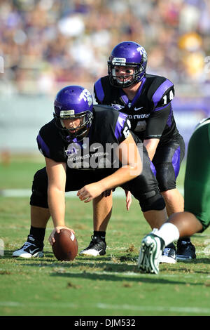 19 septembre 2010 - Fort Worth, Texas, États-Unis d'Amérique - 18 septembre 2010 - Fort Worth, Texas, États-Unis d'Amérique - TCU Horned Frogs quarterback Andy Dalton (14) et TCU Horned Frogs James Fry centre (64) pendant le jeu entre l'Université de Baylor Bears et le Texas Christian University Horned Frogs au stade Amon G. Carter à Fort Worth, Texas. TCU gagne plus de Baylor Banque D'Images