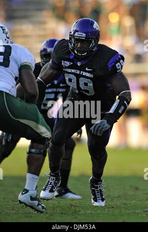 19 septembre 2010 - Fort Worth, Texas, États-Unis d'Amérique - 18 septembre 2010 - Fort Worth, Texas, États-Unis d'Amérique - TCU Horned Frogs défensive fin Braylon Broughton (99) pendant le jeu entre l'Université de Baylor Bears et le Texas Christian University Horned Frogs au stade Amon G. Carter à Fort Worth, Texas. TCU gagne plus de Baylor 45-10. (Crédit Image : © Patrick Gre Banque D'Images