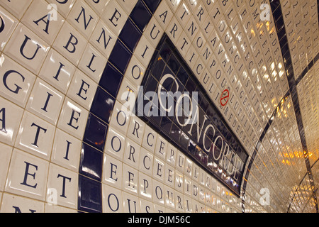 Détail de l'carrelage à la station de métro Concorde à Paris. Banque D'Images