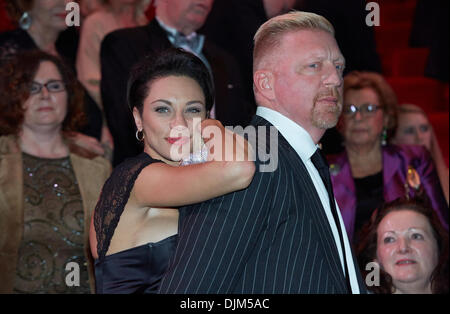 Hambourg, Allemagne. 28 nov., 2013. Pro tennis Boris Becker et sa femme Lilly quitter après la première de la comédie musicale "Le Fantôme de l'Opéra" à Hambourg, Allemagne, 28 novembre 2013. La comédie musicale est de retour à Hambourg pour dix mois. Photo : GEORG WENDT/dpa/Alamy Live News Banque D'Images