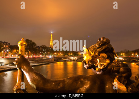 La vue depuis le Pont Alexandre III le long de la Seine. Banque D'Images