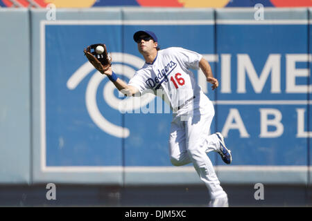 19 septembre 2010 - Los Angeles, Californie, États-Unis d'Amérique - voltigeur de droite des Dodgers de Los Angeles, Andre Ethier (16) fait une capture dans le champ centre droit, en première manche, lors d'un match entre les Dodgers de Los Angeles et les Rockies du Colorado au Dodger Stadium. (Crédit Image : © Tony Leon/ZUMApress.com) Southcreek/mondial Banque D'Images