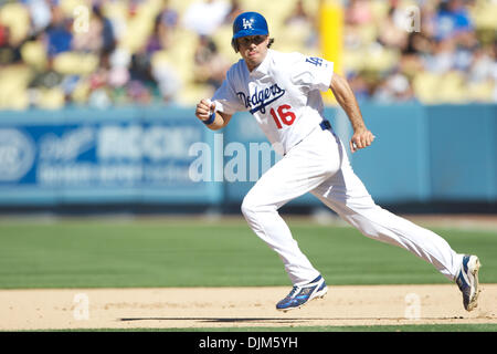 19 septembre 2010 - Los Angeles, Californie, États-Unis d'Amérique - voltigeur de droite des Dodgers de Los Angeles, Andre Ethier (16), des pauses pour la deuxième base et avances sur une balle passée dans la cinquième manche, au cours d'un match entre les Dodgers de Los Angeles et les Rockies du Colorado au Dodger Stadium. (Crédit Image : © Tony Leon/ZUMApress.com) Southcreek/mondial Banque D'Images