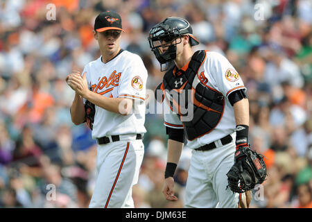 19 septembre 2010 - Baltimore, Maryland, États-Unis d'Amérique - le lanceur partant des orioles de Baltimore, Chris Tillman (24) et Matt Wieters catcher (32) parler au cours de la quatrième manche du jeu du dimanche après-midi contre les Yankees de New York à Camden Yards de Baltimore, MD. Les Yankees de New York le plomb Baltimore Orioles 3-1 après sept manches. (Crédit Image : © Russell Tracy/Southcreek Banque D'Images