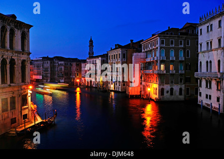 Le Grand Canal du Pont du Rialto, la nuit à Venise, Italie Banque D'Images