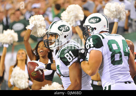 19 septembre 2010 - East Rutherford, New Jersey, United States of America - New York Jets tight end Dustin Keller et New York Jets wide receiver Ben Hartsock (84) célébrer Keller pour le troisième trimestre de l'atterrissage à New Meadowlands Stadium à East Rutherford dans le New Jersey. Les Jets viennent de derrière pour battre les Patriots 28-14 (crédit Image : © Brooks Van Arx/global/ZUMApress.com) Southcreek Banque D'Images