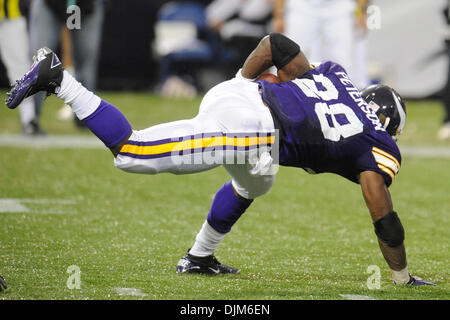 19 septembre 2010 - Minneapolis, Minnesota, United States of America - Minnesota Vikings Adrian Peterson running back # 28 trébuche et récupère au cours de jeu d'action contre les Miami Dolphins. Les Dauphins défait les Vikings 14-10 au Mall of America Field. (Crédit Image : © Marilyn Indahl/ZUMApress.com) Southcreek/mondial Banque D'Images