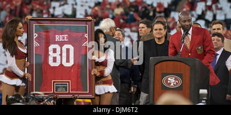 20 sept, 2010 - San Francisco, Californie, États-Unis - San Francisco 49ers vs New Orleans Saints à Candlestick Park. Jerry Rice parle de foule lors de cérémonies à la retraite son maillot. 49ers de Saints des Derniers Jours 25 à 22. (Crédit Image : © Al Golub/photographie/ZUMApress.com) Golub Banque D'Images