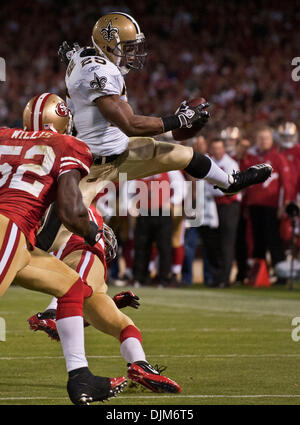 20 sept, 2010 - San Francisco, Californie, États-Unis - San Francisco 49ers vs New Orleans Saints à Candlestick Park. New Orleans Saints REGGIE BUSH running back # 25 faire un bond pour éviter les San Francisco 49ers de secondeur PATRICK WILLIS # 52 à la fin d'une grande course. 49ers de Saints des Derniers Jours 25 à 22. (Crédit Image : © Al Golub/photographie/ZUMApress.com) Golub Banque D'Images